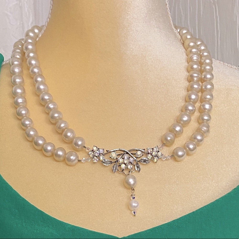 Beautiful Vintage Style Glass Pearl and Rhinestone Necklace